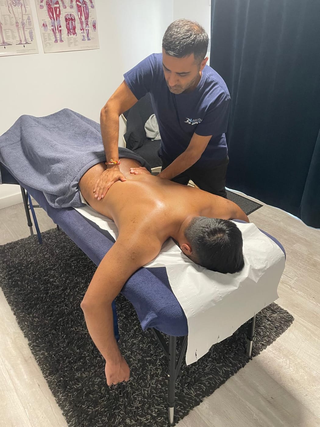 Extended sports massage on the back